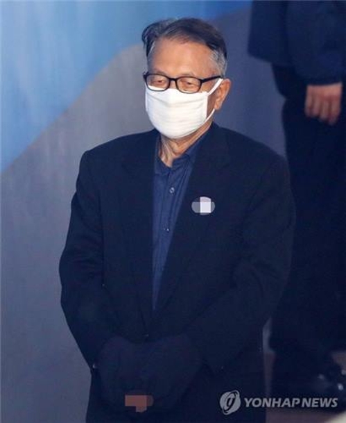 김기춘 '법정으로'(서울=연합뉴스) 손형주 기자 = 문화·예술계 지원 배제 명단인 블랙리스트 관련 혐의로 재판에 넘겨진 김기춘 전 대통령 비서실장이 26일 오후 서울중앙지법에서 열린 공판에 출석하기 위해 호송차에서 내려 법정으로 향하고 있다. 2017.4.26handbrother@yna.co.kr(끝)