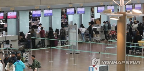 중국 여행객 감소 전망, 한산한 중국 항공사 카운터