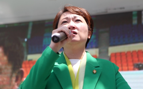 울며 지원유세하는 이언주