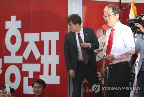 '철모 쓰고 '추풍령' 부르고'…洪, 수도권 안보·서민감성 자극(종합) - 2