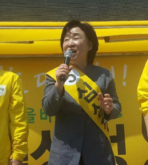 (포항=연합뉴스) 임상현 기자 = 정의당 심상정 대선후보가 30일 포항 죽도시장에서 지지를 호소하고 있다.