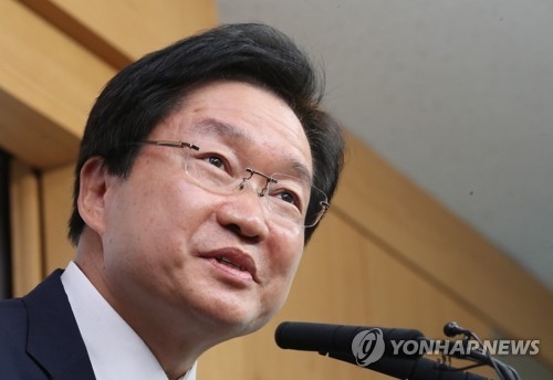 눈시울 붉히는 김영석 장관