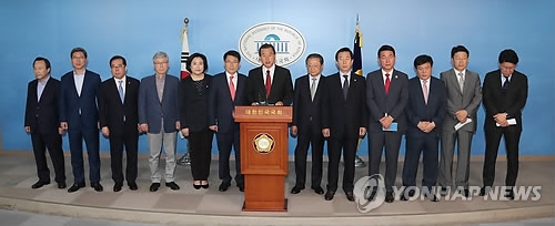 친박·바른정당 탈당파 동시에 품으려는 洪…복당은 일단 무산(종합) - 2