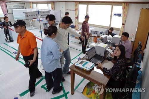 사전투표 하는 광주 유권자