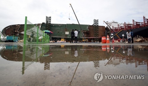목포신항 내 세월호 선체 수색 현장
