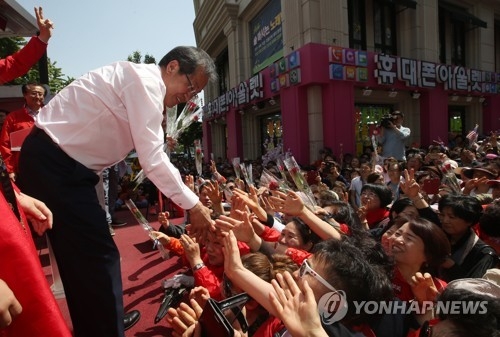 창원시민에게 인사하는 자유한국당 홍준표 후보