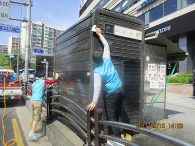 서울 강남구, '도심 흉물' 노점 LP 가스통 제거 - 1