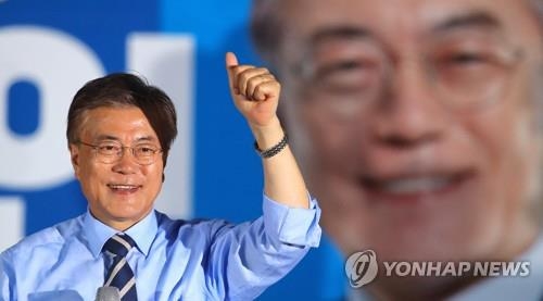 엄지들어 지지 확인하는 문재인