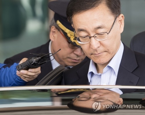 文대통령, 검찰총장 사표 하루만에 수리…'개혁' 드라이브 예고 - 2