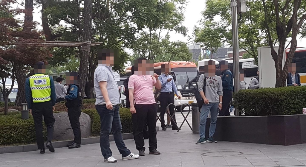 (서울=연합뉴스) 정빛나 기자 = 서울 종로구 청진동의 한 건물 앞 인도에서 흡연하는 사람들. 2017.5.14
