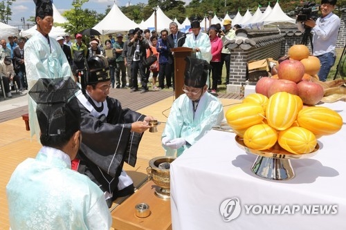 술잔 올리는 이승훈 청주시장