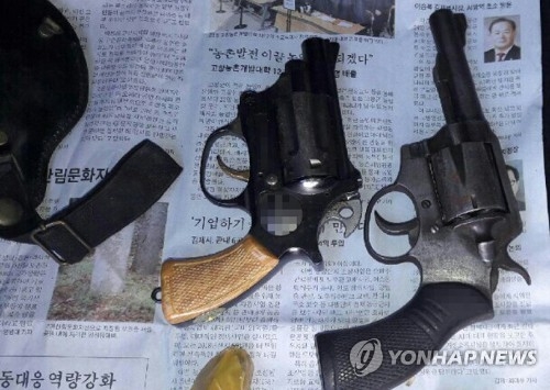 군산 빈집서 발견된 총기류.