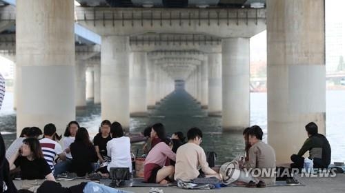 실내도, 실외도 붐비는 초여름…"고속도로 정체 오후 8시 해소" - 1