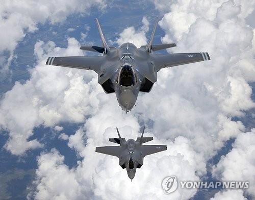 비행 중인 미 공군의 F-35A 스텔스 전투기[연합뉴스 자료사진]