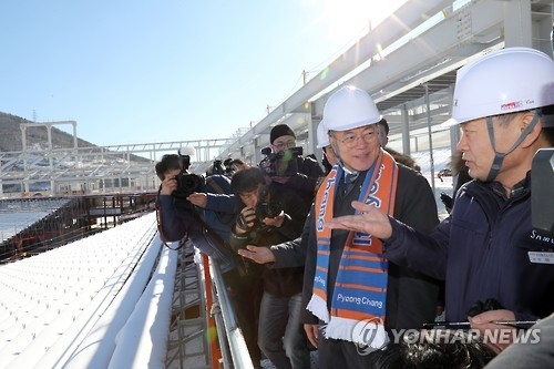 (평창=연합뉴스) 유형재 기자 = 문재인 전 더불어민주당 대표가 지난 1월 25일 강원 평창군 2018 평창동계올림픽 개폐막식장 공사현장을 방문해 관계자의 설명을 듣고 있다.