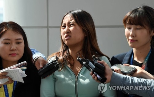 질문에 답하는 정유라