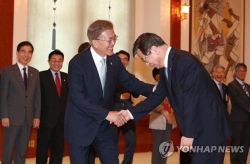 文대통령 "국정원 국내정치 철저 금지해야"…徐 "개혁 꼭 성공" - 1