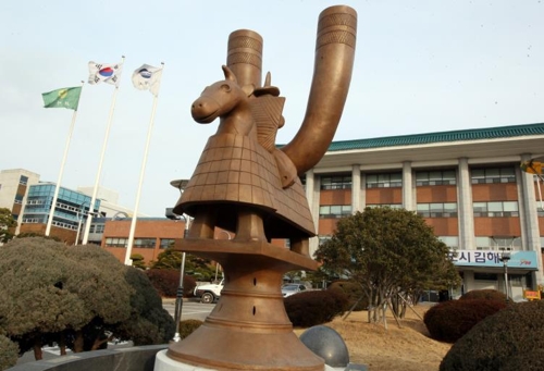 김해시청 앞에서 세워진 기마인물형토기