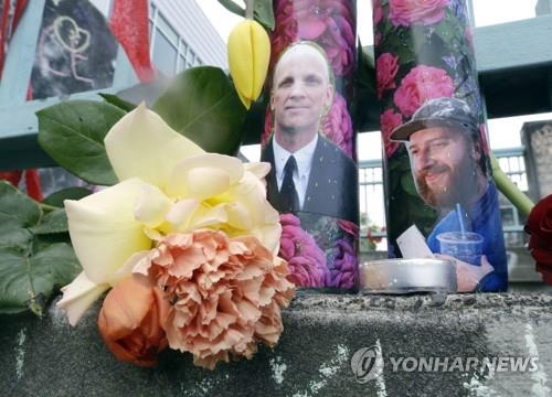 미국 포틀랜드 의인 사진 앞에 놓인 꽃다발