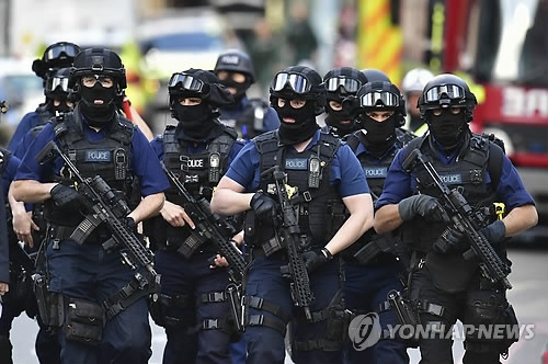 (런던 AP=연합뉴스) 영국 런던 도심 런던 브리지와 버러 마켓의 테러 현장 인근 성 토마스 가에서 4일(현지시간) 무장 경찰이 삼엄한 경계를 펼치고 있다. 전날 밤 런던 테러로 7명이 숨지고 50여 명이 다친 가운데 극단주의 무장단체 이슬람국가(IS)는 이날 공식 선전 매체인 아마크 통신을 통해 IS의 '비밀부대'가 이번 테러를 수행했다고 주장했다.