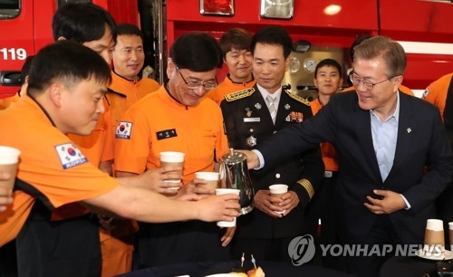 커피 따라주는 문 대통령