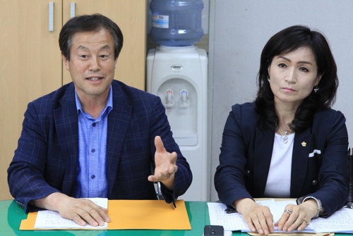 기자회견하는 보은군의회 최당열·하유정 의원(왼쪽부터)