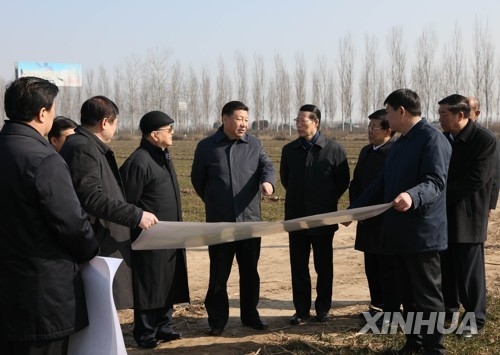 슝안신구 시찰하는 시진핑 주석과 쉬쾅디 신구개발 수석고문(왼쪽 네번째)