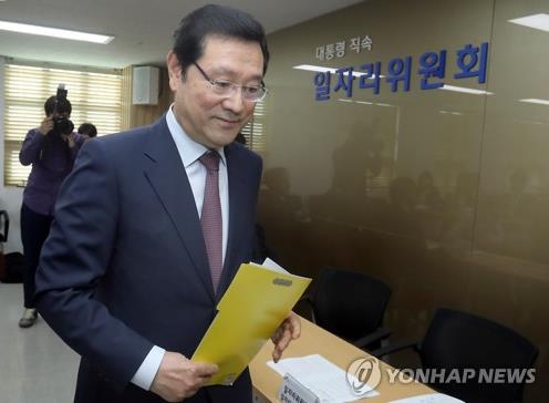 이용섭 "근로자 처우개선 중요하지만, 소상공인 고통늘면 안돼" - 1