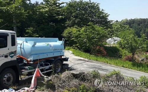 물 끊긴 마을에 식수공급하는 급수차
