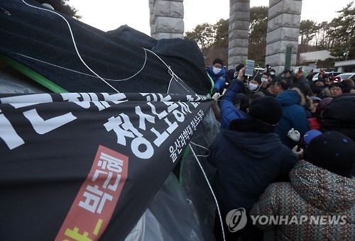철거되는 울산과학대 청소노동자 농성장(울산=연합뉴스) 김용태 기자 = 9일 오전 울산시 동구 울산과학대 정문 앞에 설치된 청소노동자들의 농성장이 울산지법 집행관들에 의해 강제철거되고 있다. 이번 강제철거는 울산과학대 측이 울산지법에 농성장 철거 가처분 신청을 내고 법원이 이를 받아들여 이뤄졌다. 이 대학 청소노동자들은 임금 인상 등을 요구하며 2년 넘게 농성 중이다. 2017.2.9yongtae@yna.co.kr(끝)
