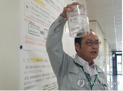 (후쿠시마=연합뉴스) 김정선 특파원 = 지난 8일 일본 후쿠시마현 농업종합센터에서 직원이 농산물 검사 절차에 대해 설명하고 있다