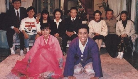 한자리에 모인 '사랑이 뭐길래' 출연진. 오른쪽 아래부터 시계 방향으로 최민수, 하희라, 박세준, 김찬우, 신애라, 윤여정, 김세윤, 김혜자, 이순재, 임경옥.