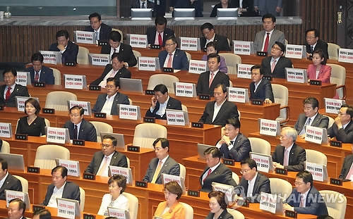 文대통령 연설에 민주당 15번 박수…한국당은 '피켓 항의' - 1