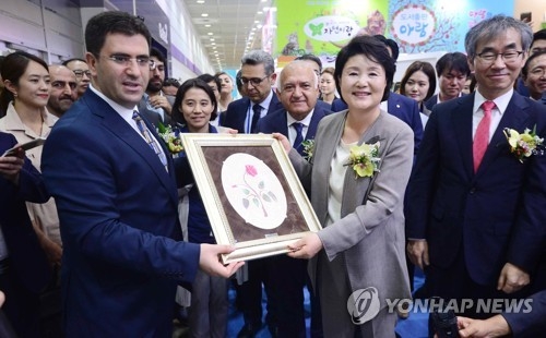 터키 부스에서 선물 받는 김정숙 여사