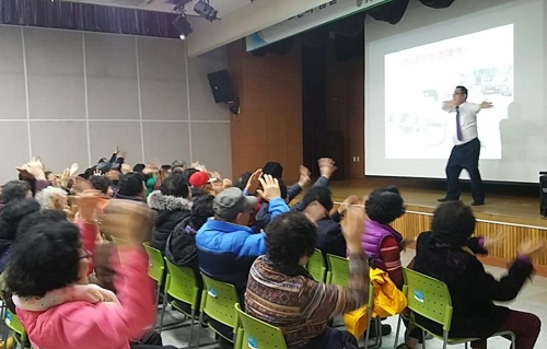 웃음치료 강의하는 윤춘식씨