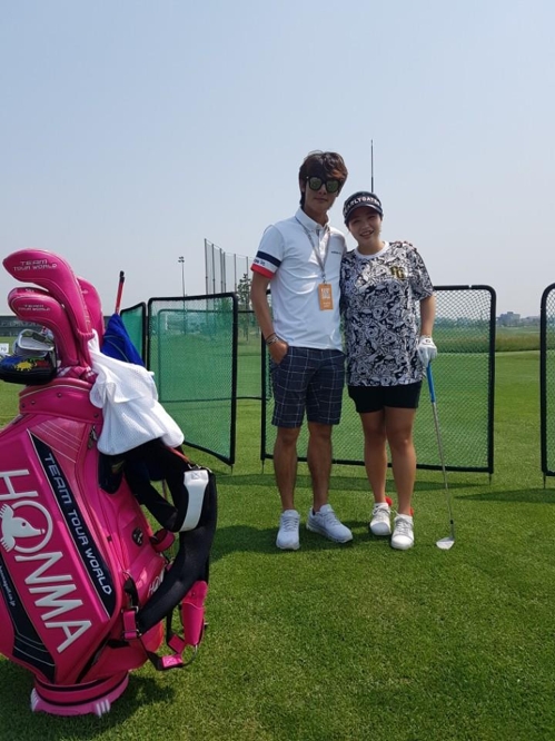 캐디를 맡은 남편 이윤의 씨와 포즈를 취한 양수진. <인천=연합뉴스>