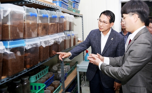 곤충생태체험장 둘러보는 이완섭 서산시장
