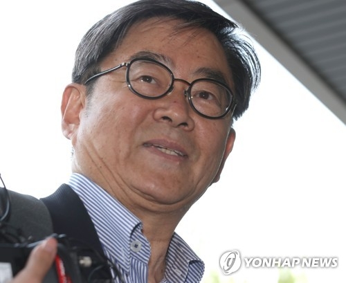 기자들의 질문을 받으며 출근하는 안경환 법무부 장관 후보자(서울=연합뉴스) 정하종 기자 = 안경환 법무부 장관 후보자가 13일 오전 서울 종로구 적선동 청문회 준비사무실로 출근하며 기자들의 질문에 답하고 있다. 2017.6.13chc@yna.co.kr(끝)