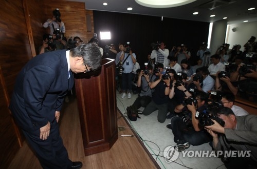 고개 숙인 안경환 후보자