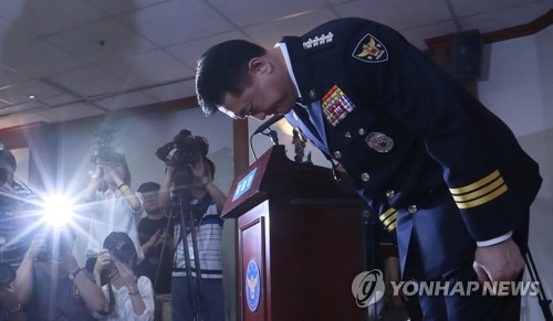 '백남기 농민과 유족께 사과드립니다'(서울=연합뉴스) 한종찬 기자 = 이철성 경찰청장이 16일 서울 경찰청에서 열린 경찰개혁위원회 발족식에서 백남기 농민 사망과 관련해 사과하고 있다. 15일 서울대병원은 고(故) 백남기 농민 사망진단서를 기존 '병사'에서 '외인사'로 변경했다 . 2017.6.16saba@yna.co.kr(끝)