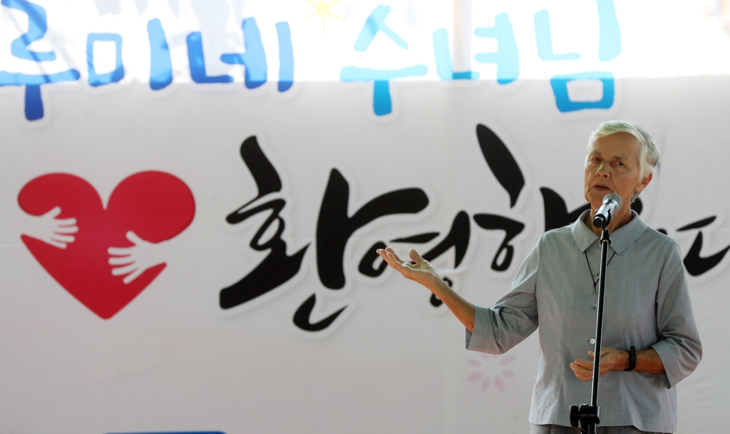 부산 안창마을에서 귀국 소감 밝히는 루미네 수녀