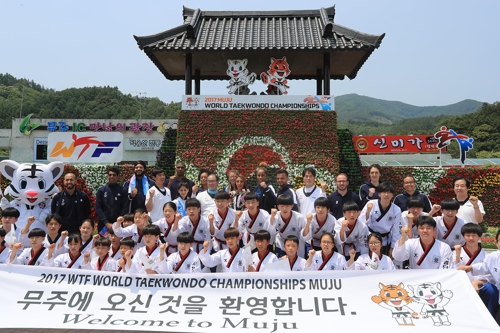 프랑스선수단과 무주학생태권도시범단 기념촬영