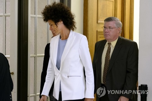 법정을 나서는 코스비 성폭행 피해여성 콘스탄드