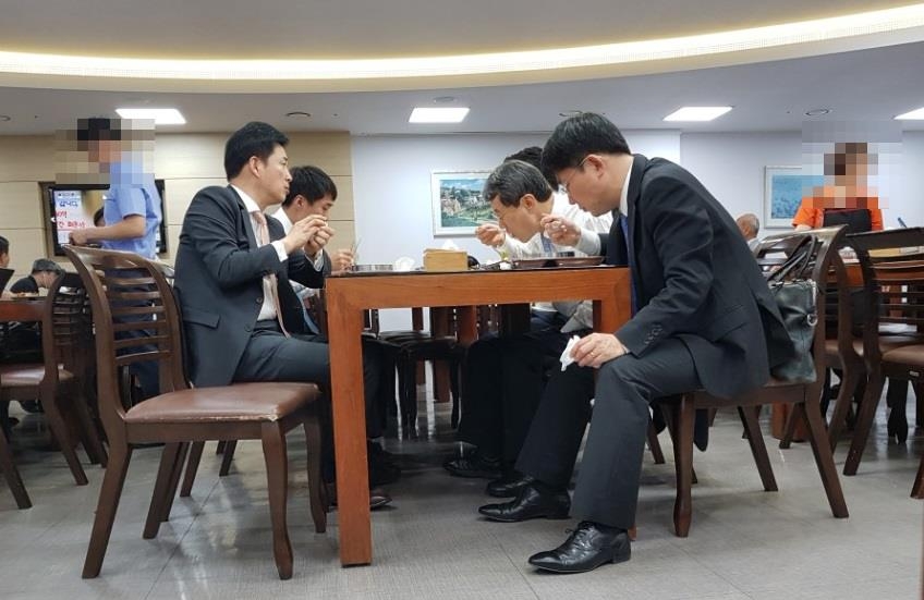 서울중앙지법 구내식당에서 점심먹는 박근혜 전 대통령 변호인단
