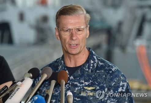 회견하는 조지프 오코인 미 제7함대 사령관