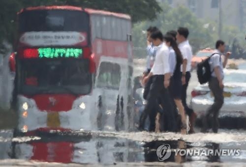 전국 대부분 '폭염특보'…서울 낮 최고 32도·대구 35도 - 1