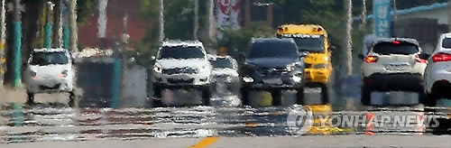 6월에 핀 아지랑이(춘천=연합뉴스) 이상학 기자 = 일부 지역에 폭염주의보가 발효된 16일 오후 강원 춘천시 우두동 일대 도로 위에 지열로 인한 아지랑이가 피어오르고 있다. 2017.6.16