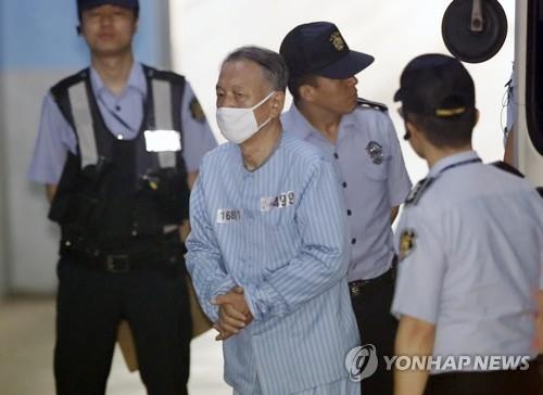 재판 출석하는 김기춘(서울=연합뉴스) 김인철 기자 = '블랙리스트' 작성 및 관리에 관여한 혐의로 기소된 김기춘 전 대통령 비서실장이 19일 오전 서울 서초구 서울중앙지법에서 열리는 공판에 출석하고 있다. 2017.6.19yatoya@yna.co.kr
