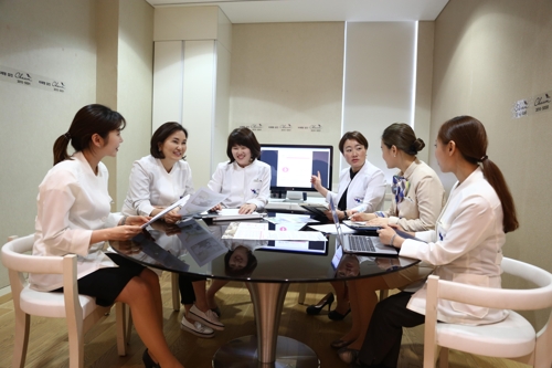 차움 산전산후센터를 담당하고 있는 분야별 전문가들이 회의를 진행하고 있다.