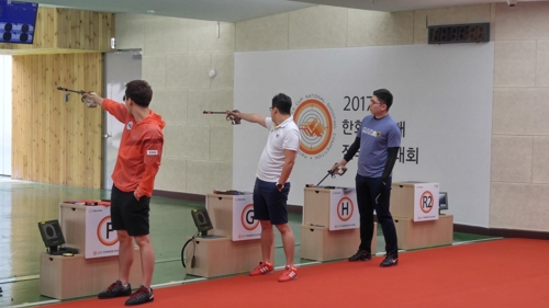 진종오(가운데)의 한화회장배 전국사격대회 사격 모습